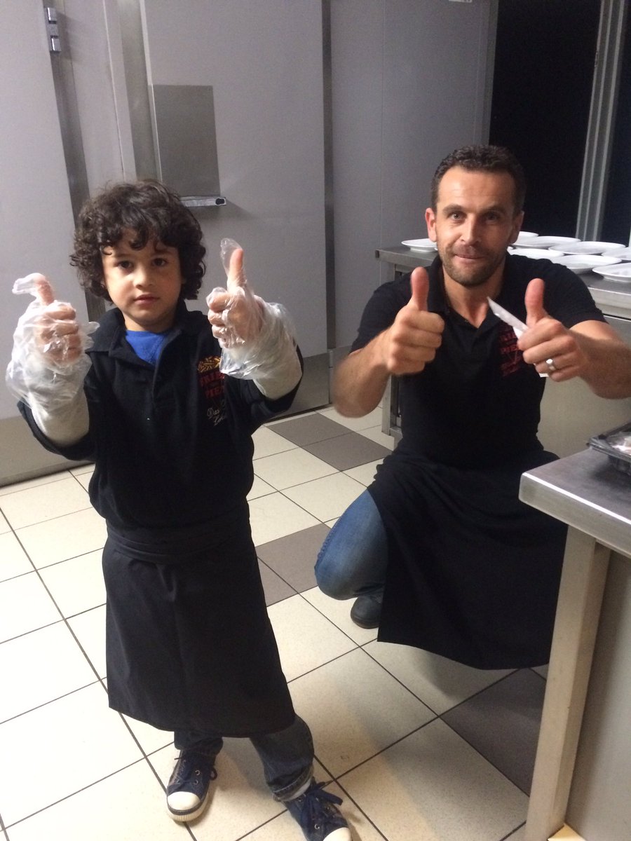Het laatste onderdeel van de #wensvervulling van Elijah (6): bakken bij <a href="/FrietvanPietGR/">Friet van Piet</a> eet smakelijk allemaal!