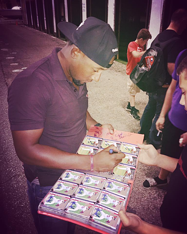 Blackshyne207's tweet image. In Peoria signing autographs for the best fans in @MiLB baseball! @peoriachiefs #CardinalNation