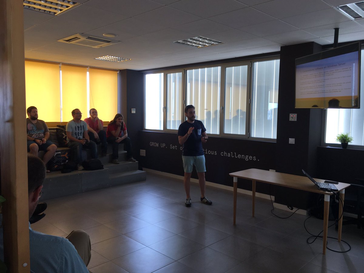 betabeersMLG's tweet photo. Seguimos con Miguel J. Lara hablándonos sobre @docker #bbMLG https://t.co/SP0U1A3znL