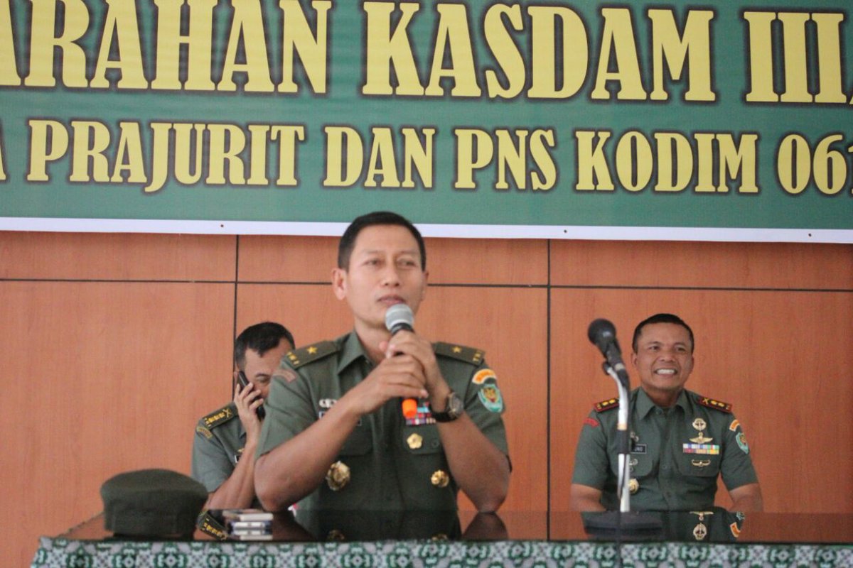kodim0618ktbdg's tweet photo. https://t.co/TSupJjThZL Kasdam III/ Siliwangi Brigjen TNI Wuryanto berikan pengarahan anggota Kodim 0618/BS @TNI_AD https://t.co/UzVnpavota