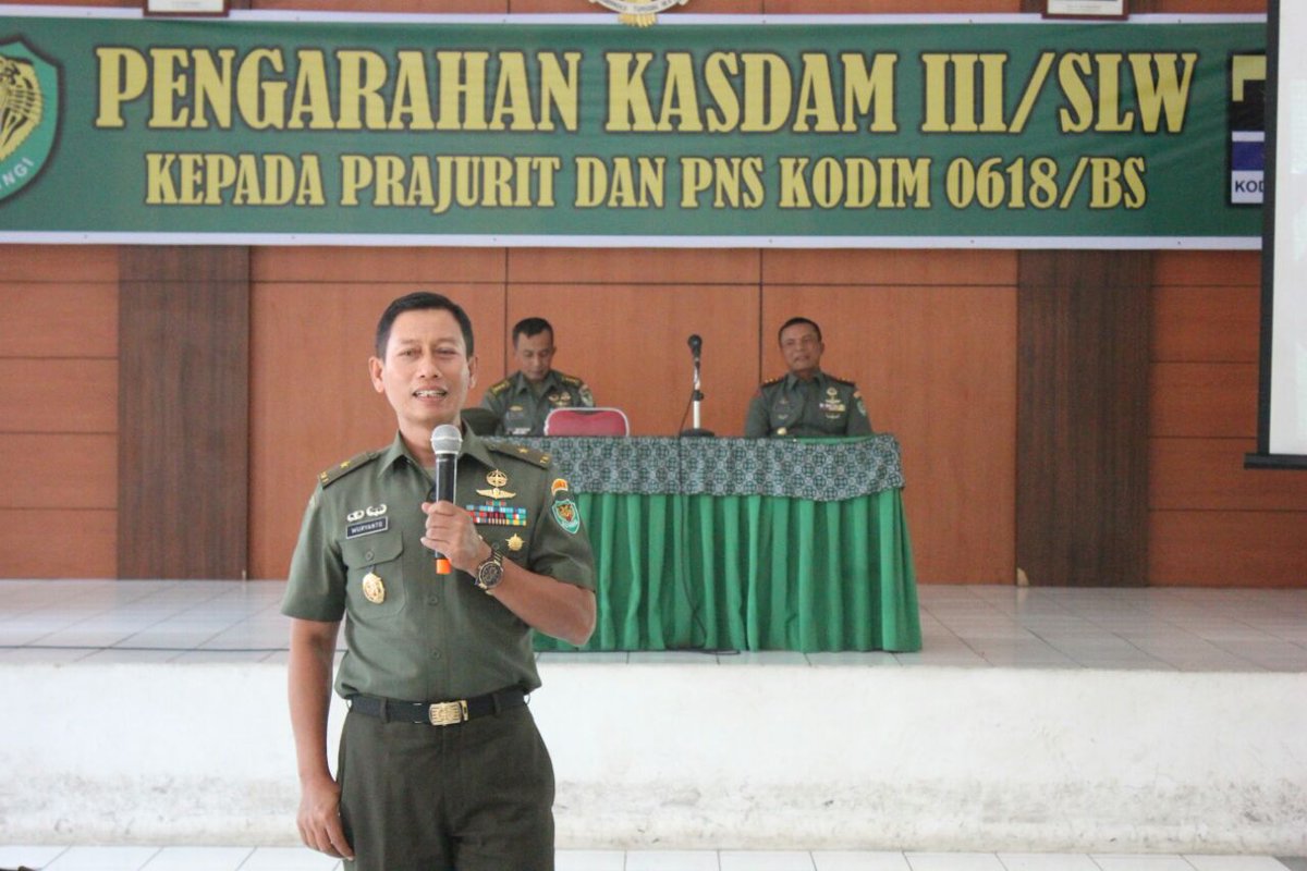 kodim0618ktbdg's tweet photo. https://t.co/TSupJjThZL Kasdam III/ Siliwangi Brigjen TNI Wuryanto berikan pengarahan anggota Kodim 0618/BS @TNI_AD https://t.co/UzVnpavota