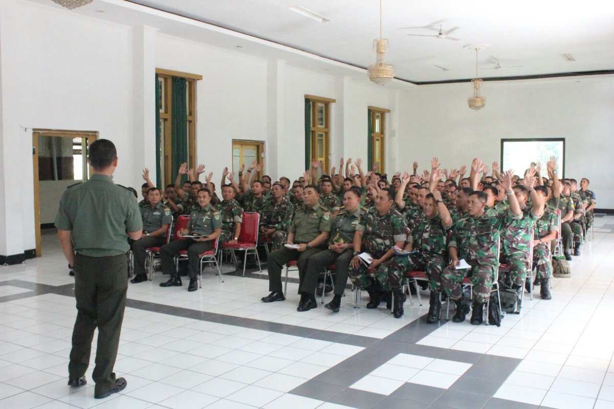 goo.gl/HVkFCL Kasdam III/ Siliwangi Brigjen TNI Wuryanto berikan pengarahan anggota Kodim 0618/BS <a href="/TNI_AD/">TNI AD</a>