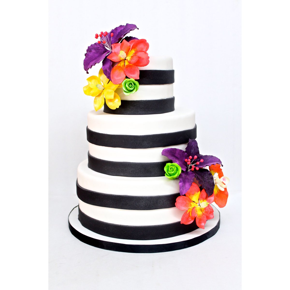 A #katespade ♠️ inspired wedding cake! 🌹🌷🍀🌼🌺🌸 Perfect theme for a vibrant summer wedding! #weddingcake #montreal