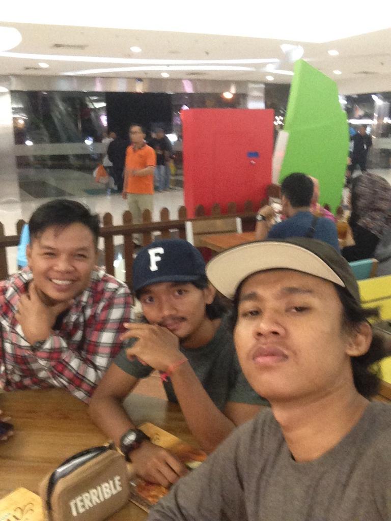 Meet up teman lama, nongki nongki bergembira👬🙌