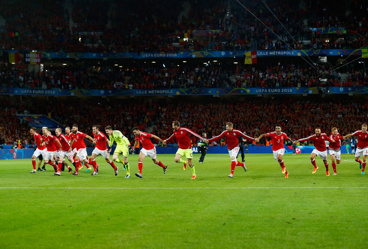 UEFAEURO's tweet photo. #WAL pride. 💪💪💪👏👏👏 #WALBEL #EURO2016 https://t.co/Qap8CA5Ajd