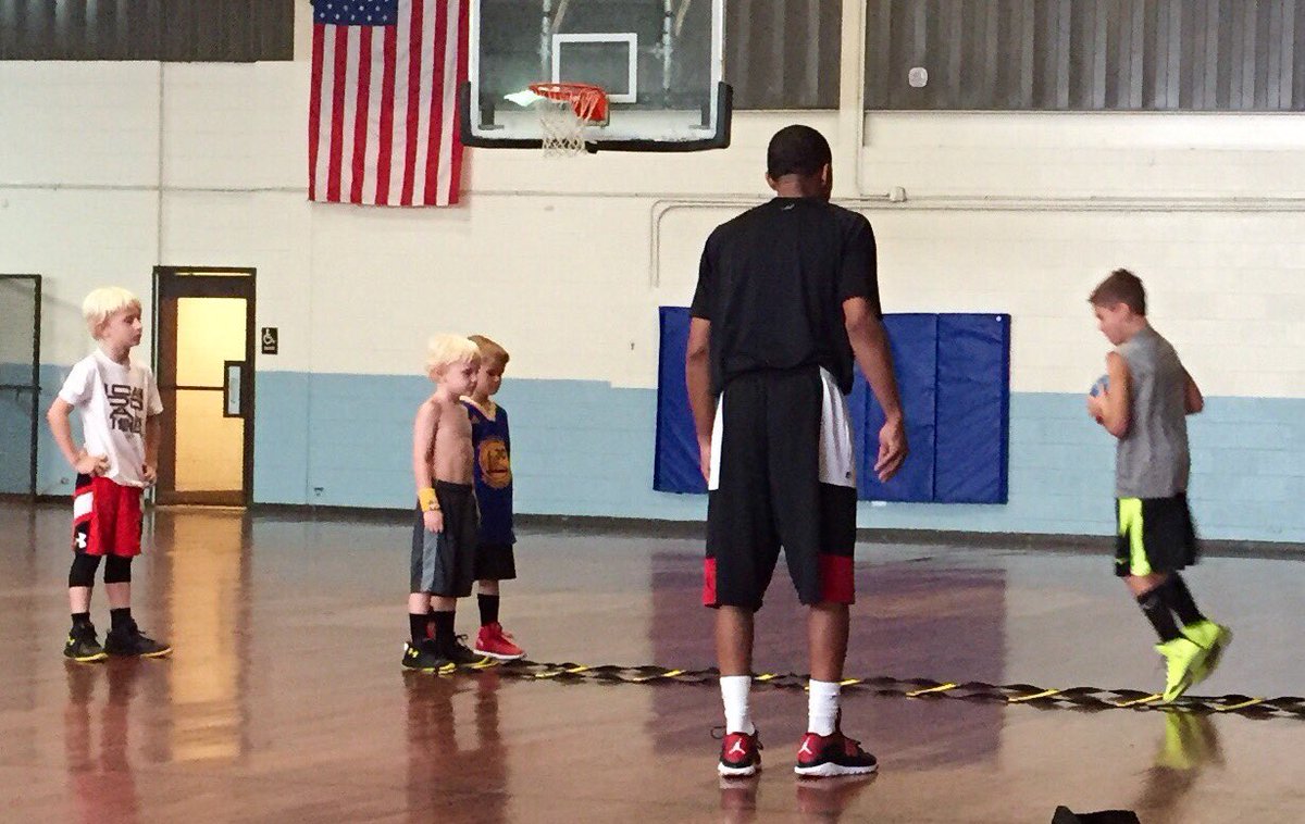 CoachMikeHelfer's tweet photo. Good workout today with Coach Strick ... Boys loved it!! #makeyourlayups https://t.co/W3Q1WROqA3