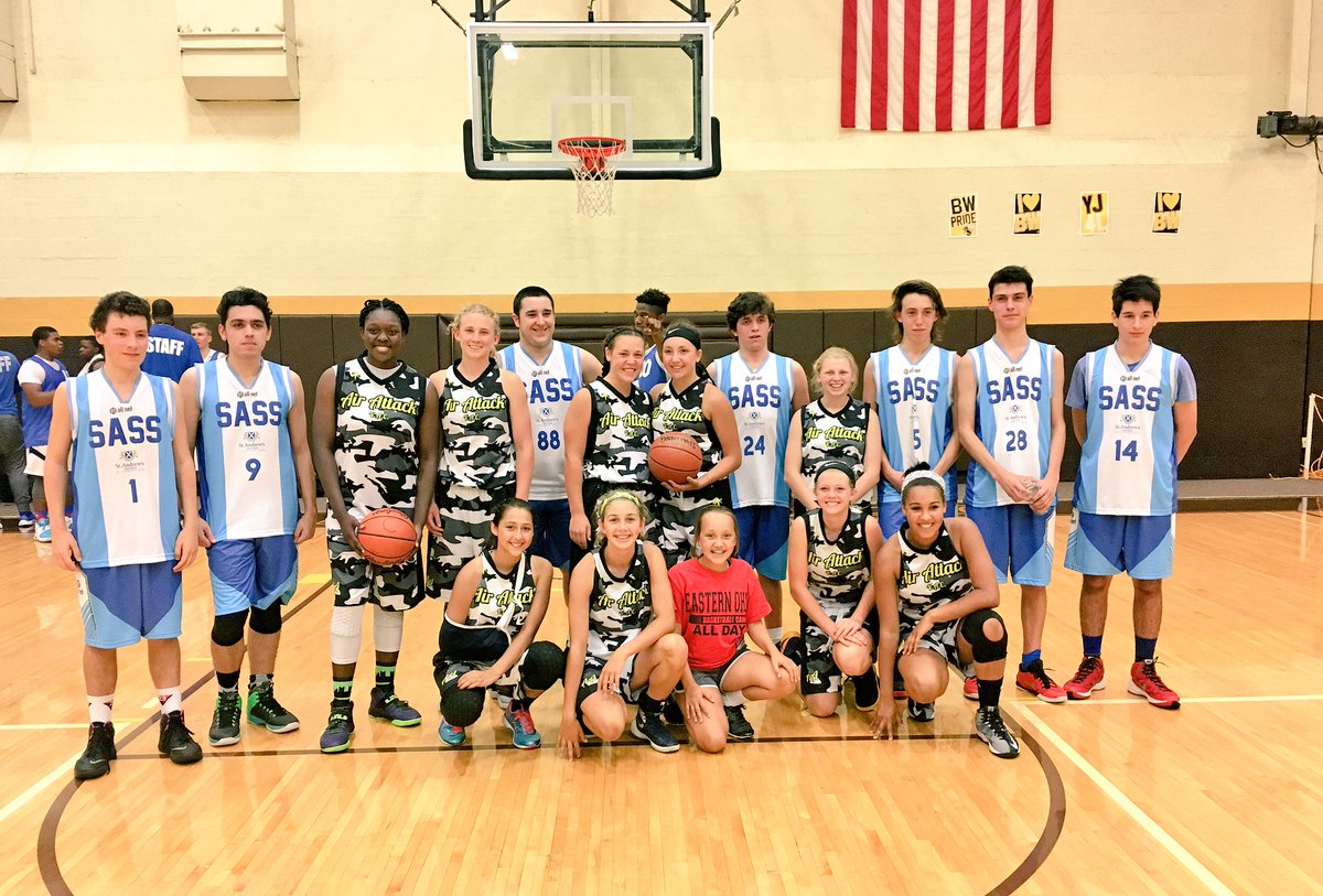 Pictured is SASS from Argentina and Air Attack of Ohio, different cultures brought together by #CCup2016! 🏀