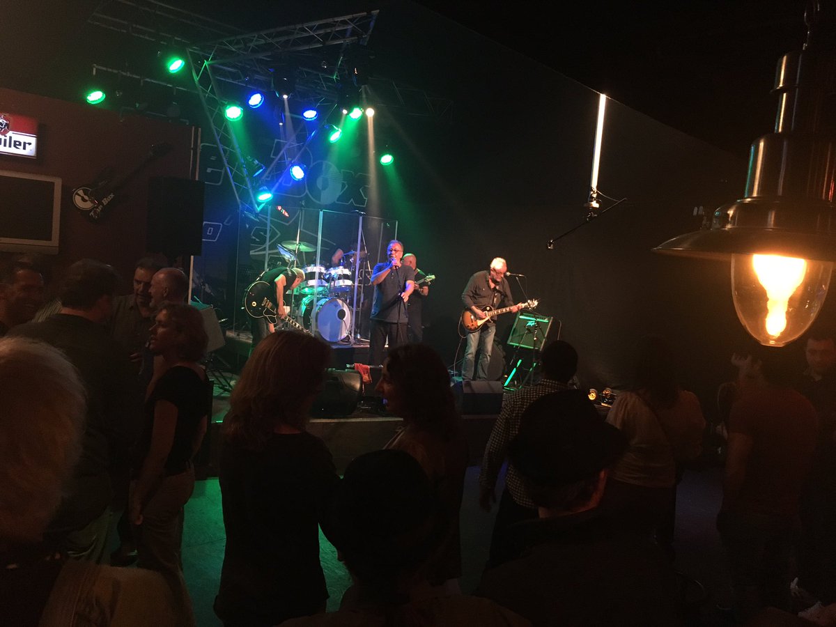 TheBoxKatwijk's tweet photo. Laatste band van vanavond, Point South #theboxlive # theboxkatwijk te gekke muziek voor heerlijk zwoele zomeravond https://t.co/XZR9mp2Hgg