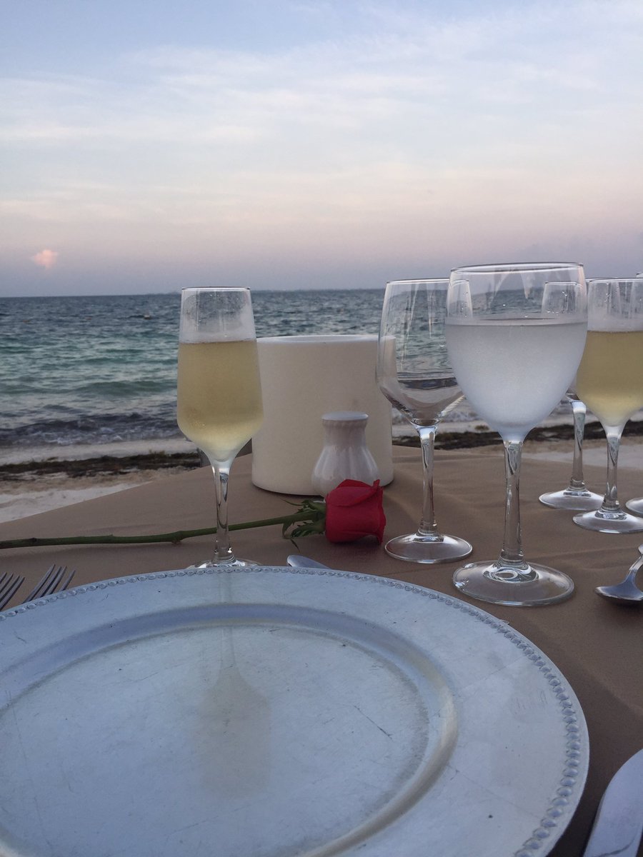 noack_tiffany's tweet photo. 1 week ago. Beautiful dinner on the beach. Thank you @excellencegroup   #excellenceplayamujeres https://t.co/u5dJofjIBu
