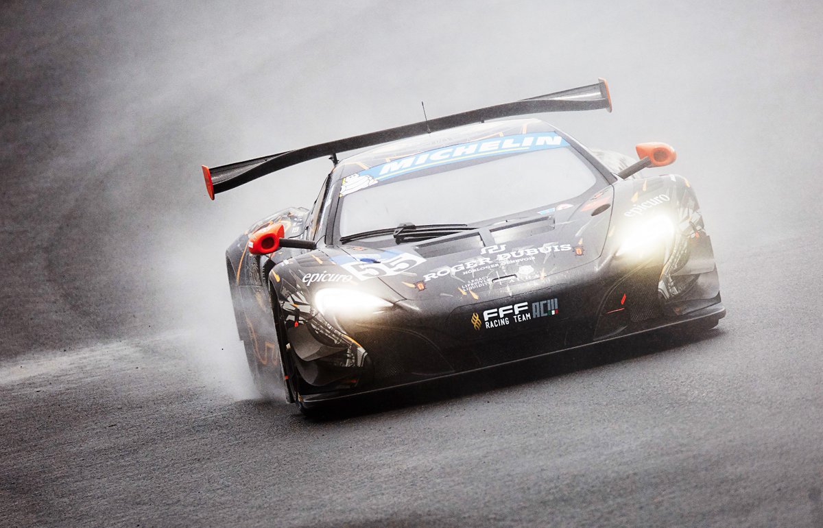 ChrisOverend's tweet photo. The FFF racing Mclaren 650s at Circuit de la Sarthe during qualifying @FFFracingteam https://t.co/tEUAmYctPO