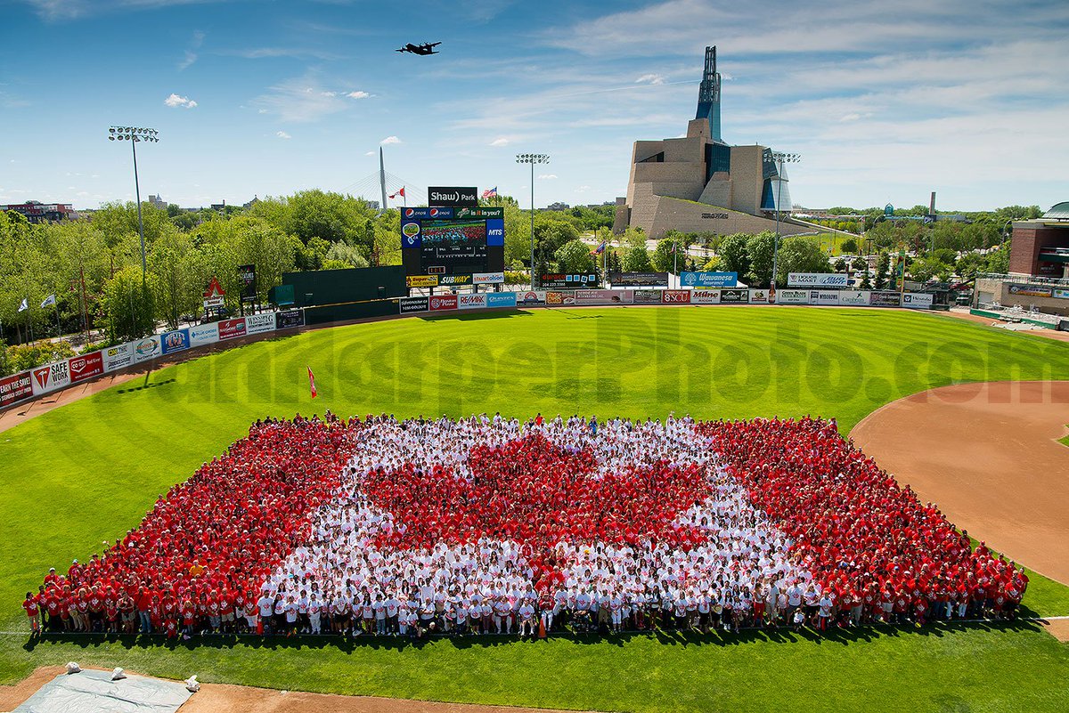 DanHarperPhoto's tweet photo. W/ over 3000 ppl #LivingFlag = huge success! @winnipegsun @TourismWPG @TravelManitoba @WinnipegNews @metrowinnipeg https://t.co/xu7NXHTbt9