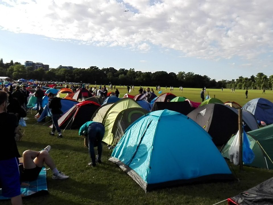 massimo_piccini's tweet photo. Come on Roger! We are waiting for the magic!! Again! Tennis addicts camping overnight!! :-) @rogerfederer #TheQueue https://t.co/3YGbMWQEcO
