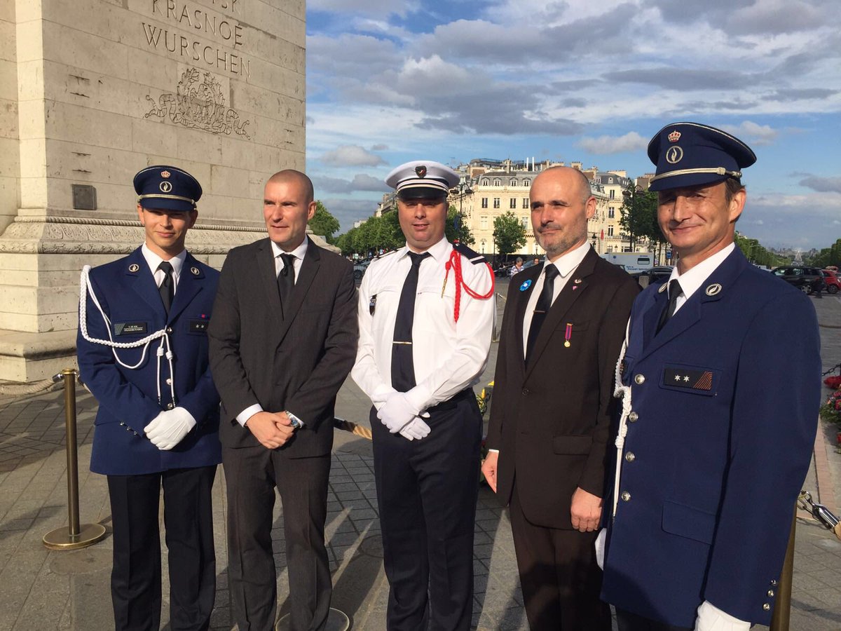 flagasso's tweet photo. @flagasso et @RainbowCops en tenue à la cérémonie d'hommage aux combattants, résistants et déportés #LGBT https://t.co/JgZTEbbjTR
