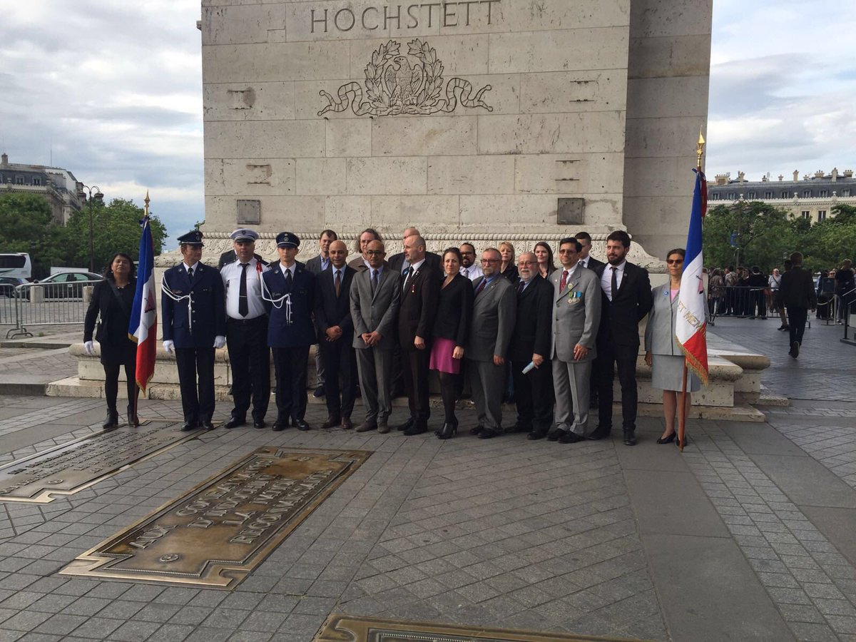 flagasso's tweet photo. @flagasso et @RainbowCops en tenue à la cérémonie d'hommage aux combattants, résistants et déportés #LGBT https://t.co/JgZTEbbjTR