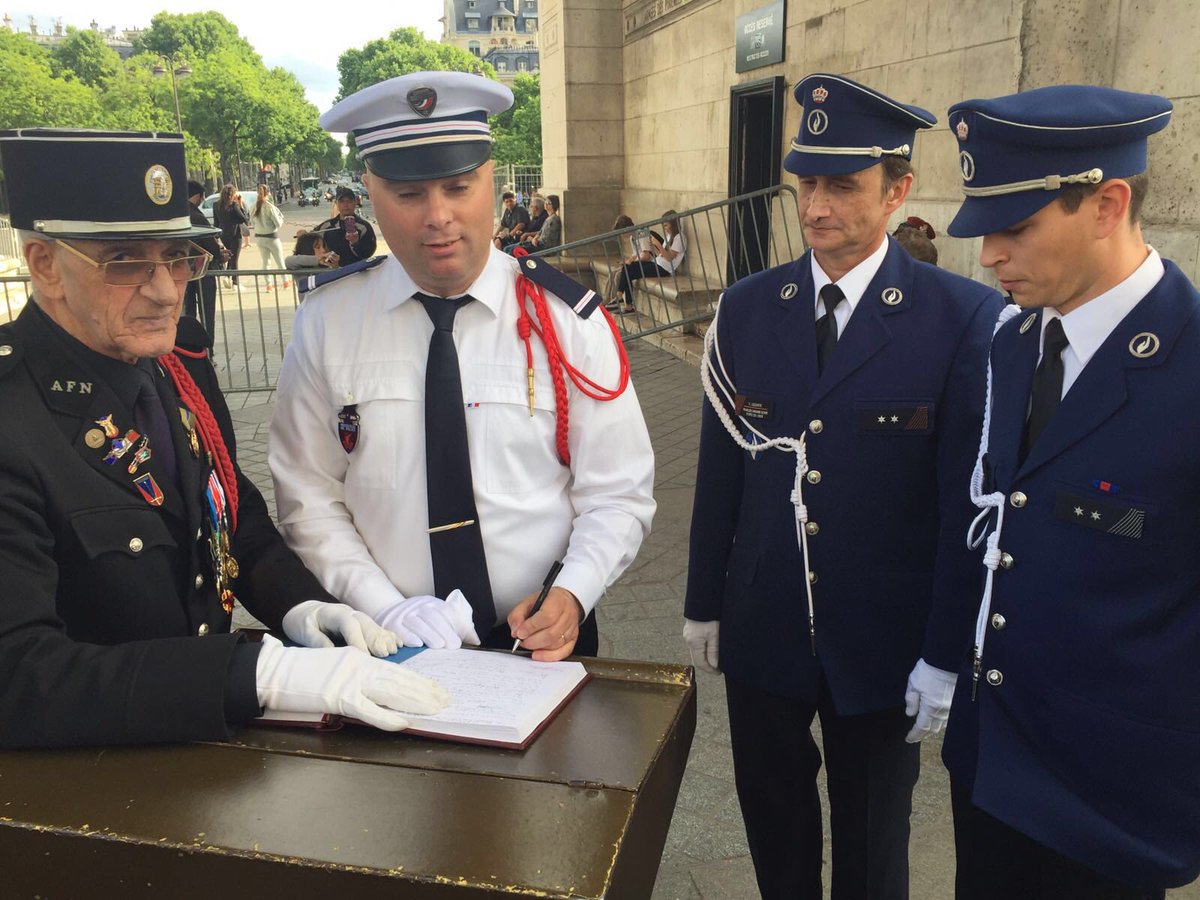 flagasso's tweet photo. @flagasso et @RainbowCops en tenue à la cérémonie d'hommage aux combattants, résistants et déportés #LGBT https://t.co/JgZTEbbjTR