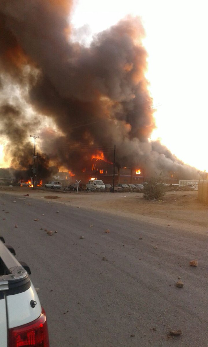 Ngoma_Kurira_'s tweet photo. BREAKING: ZIMRA Warehouse on fire in #Beitbridge Zimbabwe as Import Ban demos escalate.
#ThisFlag #Tajamuka https://t.co/BlvR7HLwjU
