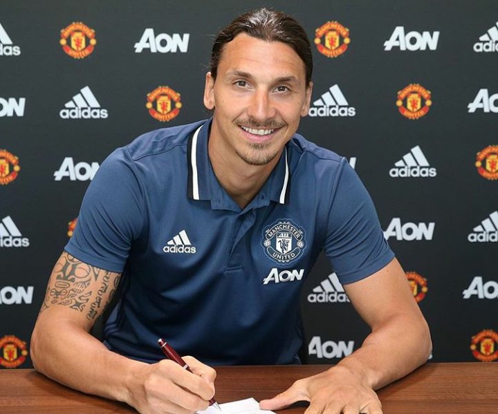 FrancoRabaglio's tweet photo. Puso el gancho. Oficialmente @Ibra_official es jugador del @ManUtd
#ManchesterUnited #ManUtd #Zlatan #IbraIsRed https://t.co/u2QfQ3D009