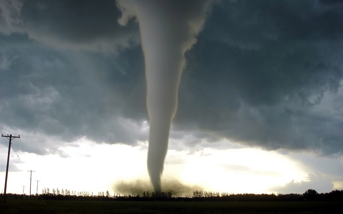 Vancortland1's tweet photo. Tornado Watch for LI! https://t.co/VmPSAzUeWN