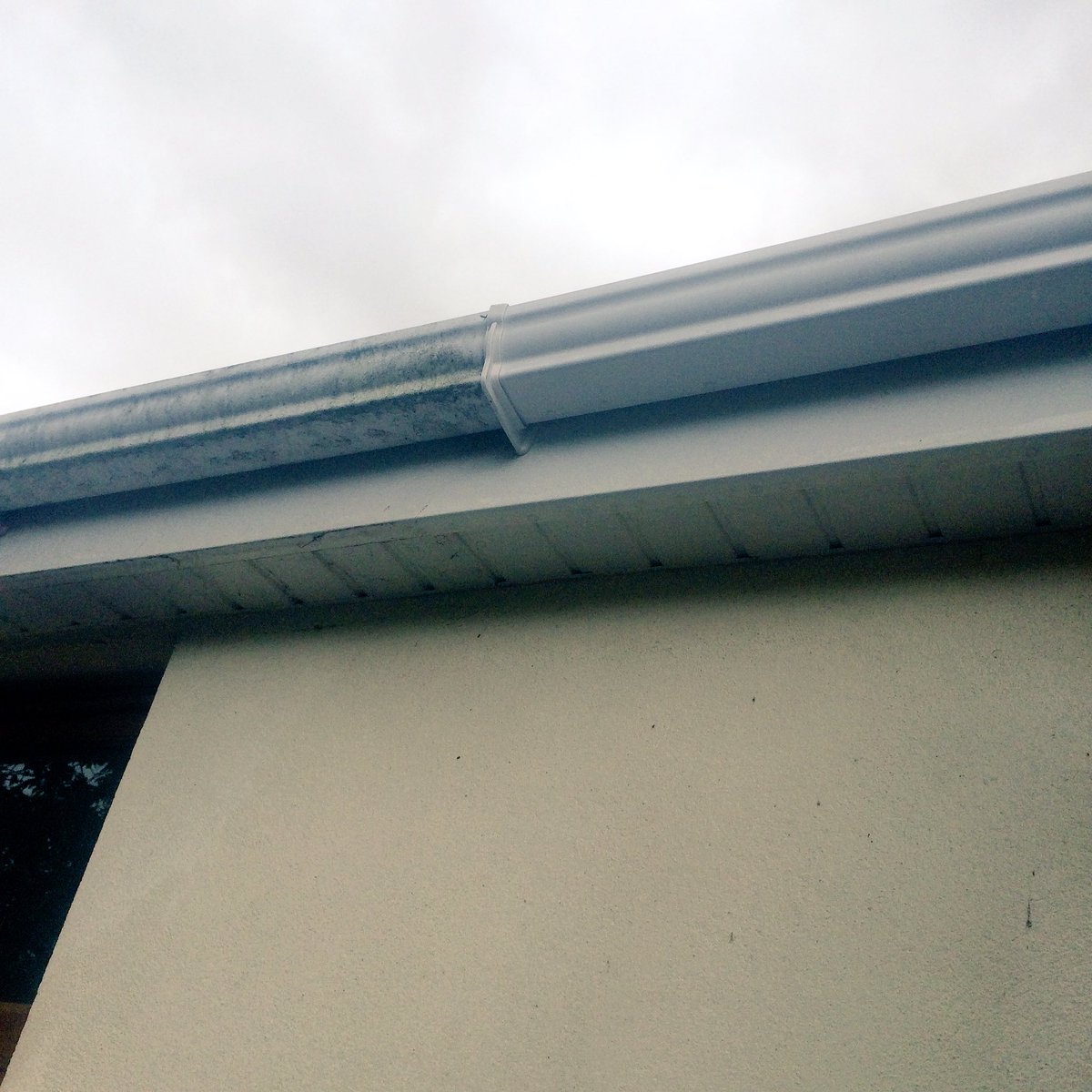 jmsbelfast's tweet photo. Just finished for the weekend😄 For all your gutter cleaning &amp; repairs https://t.co/0ekKyg5rUC #Belfasthour https://t.co/C1JHnYTGNy