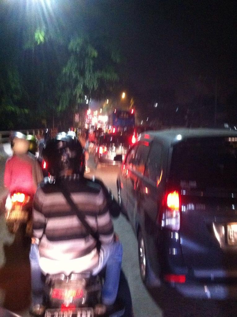 Situasi pkl 23.00 di sepanjang jl TB Simatupang-pasar rebo. Padat macet. Didominasi pemudik R2. #mudikasyiktvri2016