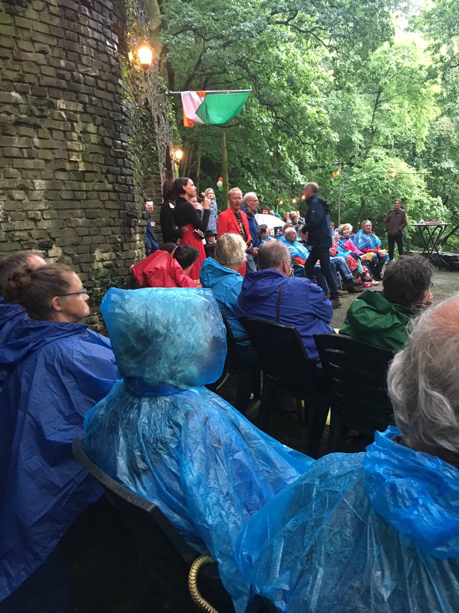 Aan #amadan en #doggyfew zal het niet liggen. Als de kraan nog even uit kan is het helemaal top! #irishnight