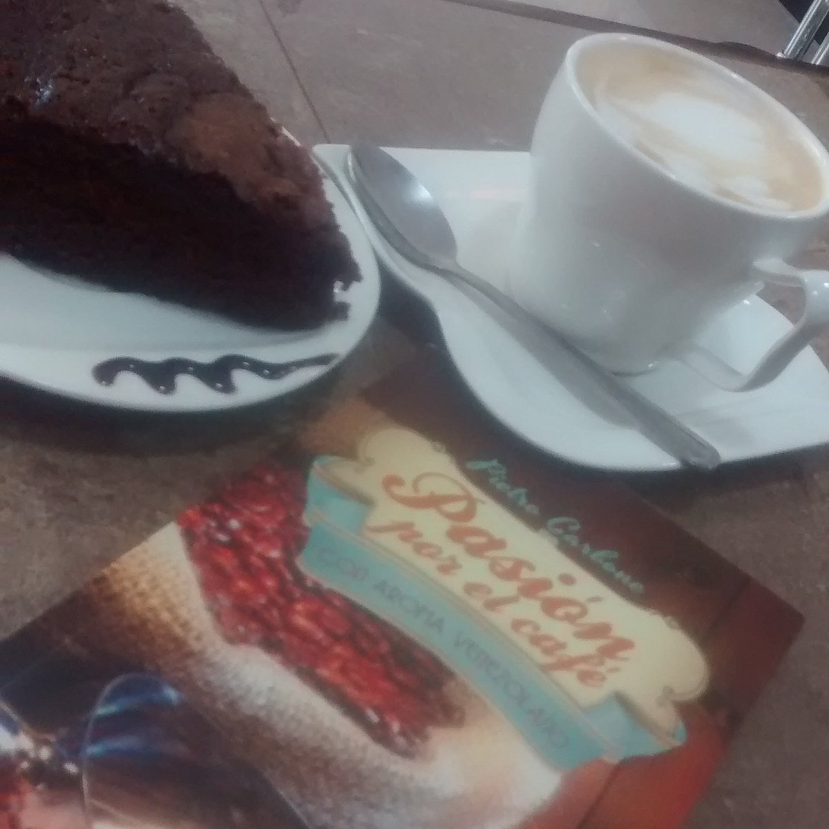 brisacafebistro's tweet photo. Buscas excelente café, ricos postres, libros, WiFi, ambiente ideal?  En #brisacafe lo encontrarás @carbonespresso https://t.co/KZNsbmNSpe