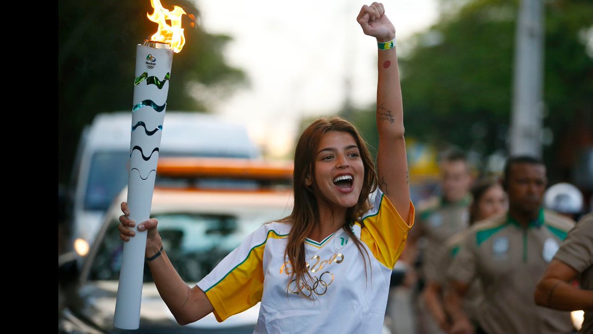 lodemarianaok's tweet photo. Calu Rivero llevó la antorcha olímpica y provocó la indignación de los deportistas https://t.co/dk8h6ikBQ4 https://t.co/ZC9ZxyCHoD