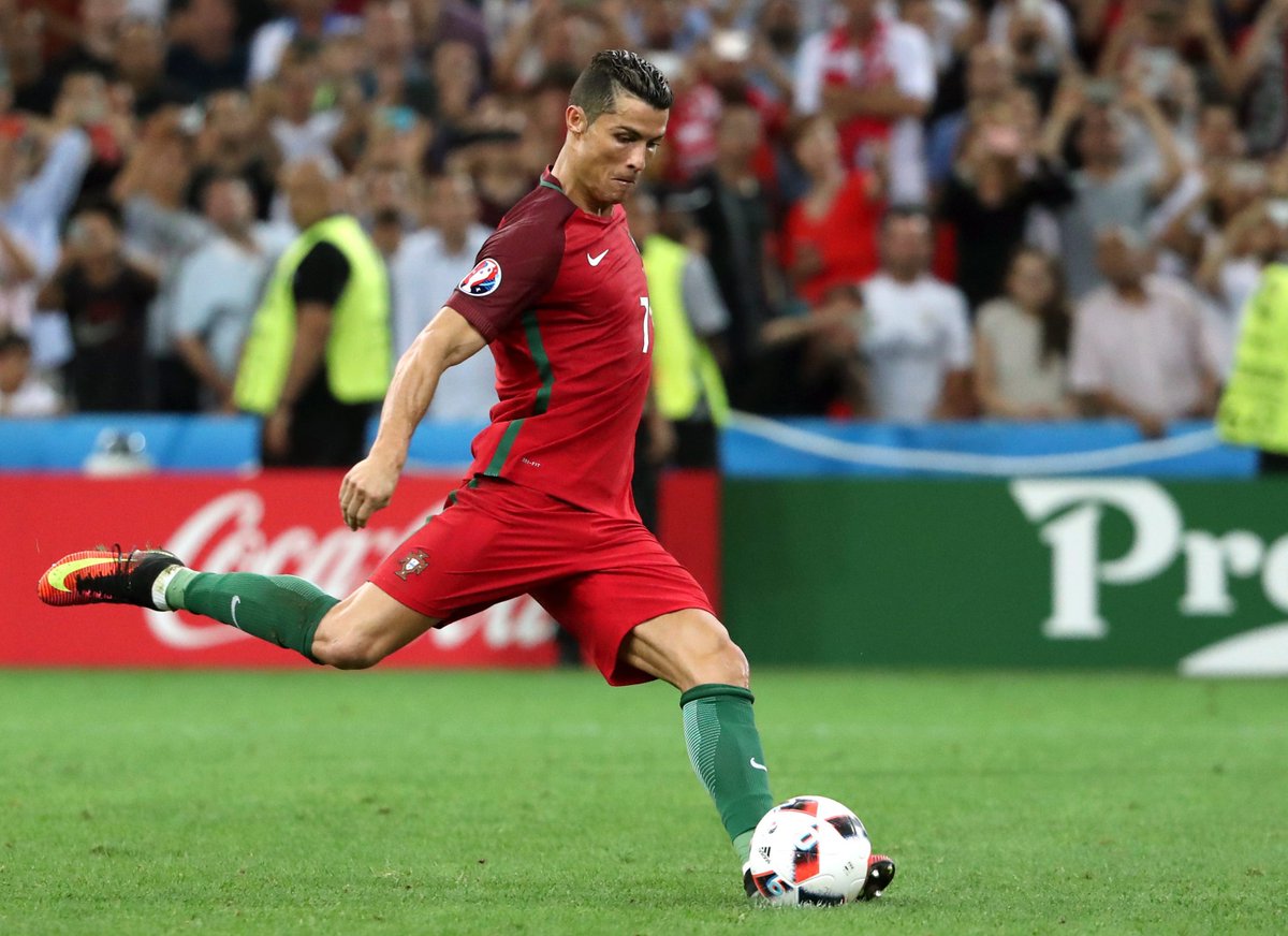 En video: Aficionados en Bogotá probaron los guayos de Cristiano Ronaldo |  Futbolred.com | Scoopnest