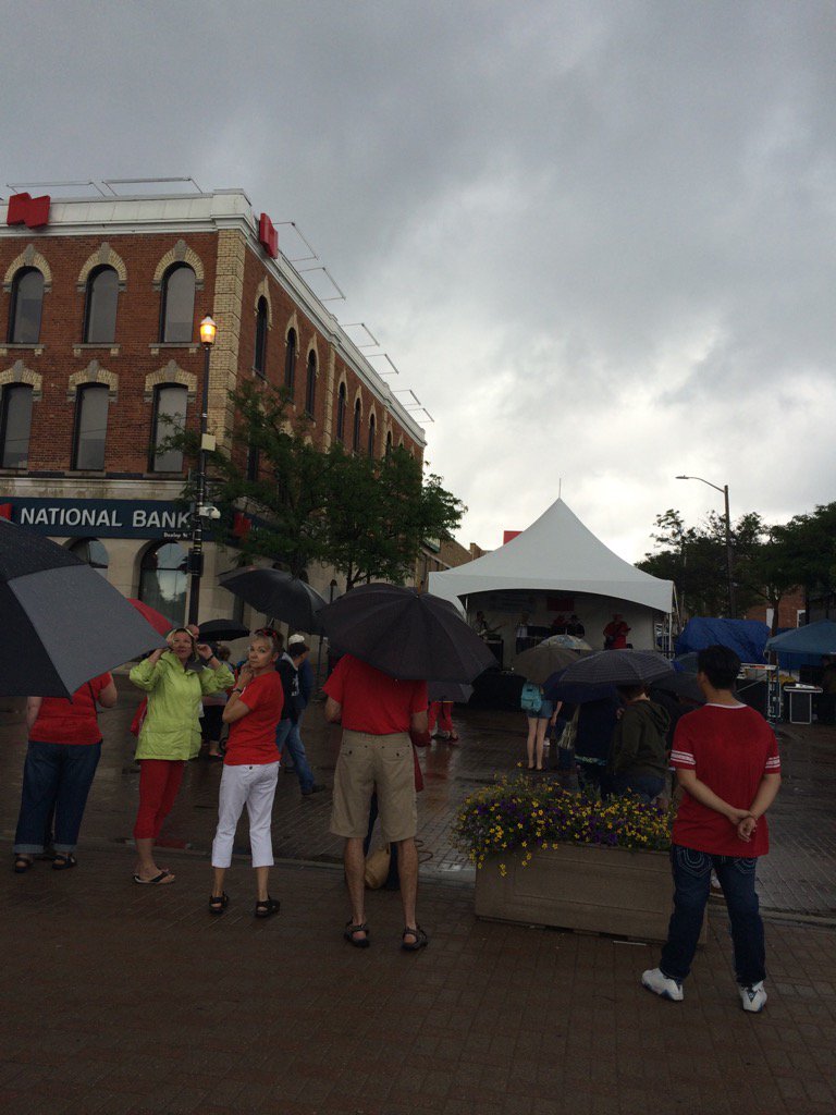 CornNorthern's tweet photo. This band has everyone dancing in the rain #barriepromenadedays https://t.co/zRx14Zvo2t