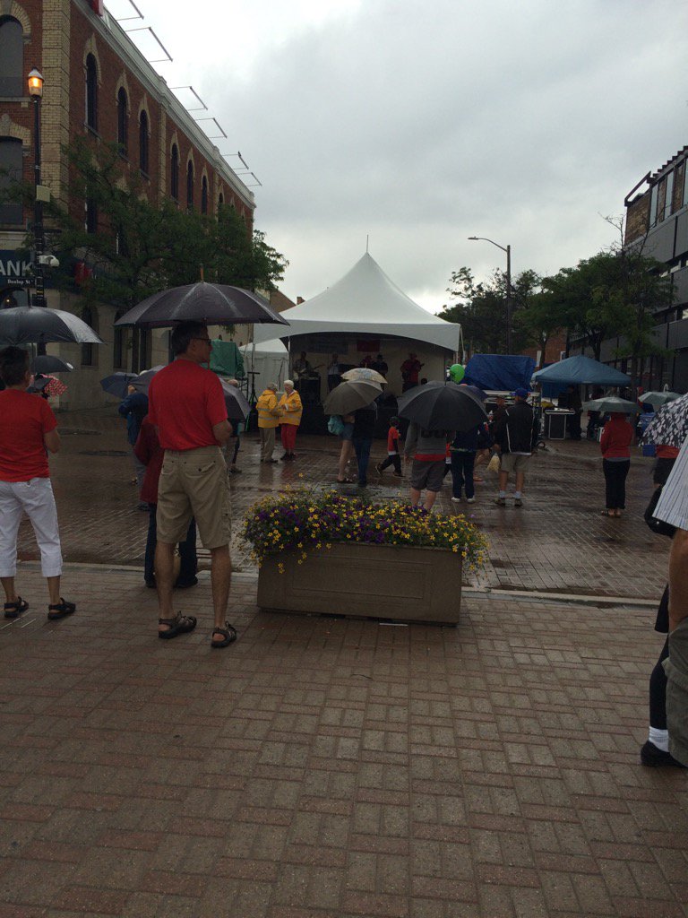 CornNorthern's tweet photo. Is dancing in the rain on your bucket list? Come on down to #PromenadeDays #downtownBarrie https://t.co/wrngQ1ABkl