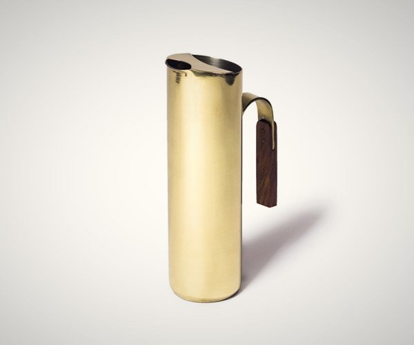 getwoodsly's tweet image. This brass-plated pitcher by @oldfaithfulshop is perfectly sized for mixing cocktails. bit.ly/299atmn