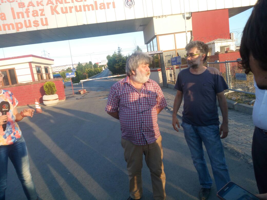 Ahmet Nesin ve Erol Önderoğlu dışarıda bir arada!