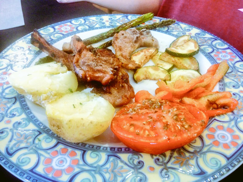 PaulicaVal's tweet photo. @andrespenagua @macarronsupremo nos recomiendan las costillas del bar de las piscinas de #Ayerbe #Huesca. Apuntado! https://t.co/ncpRGlp5he