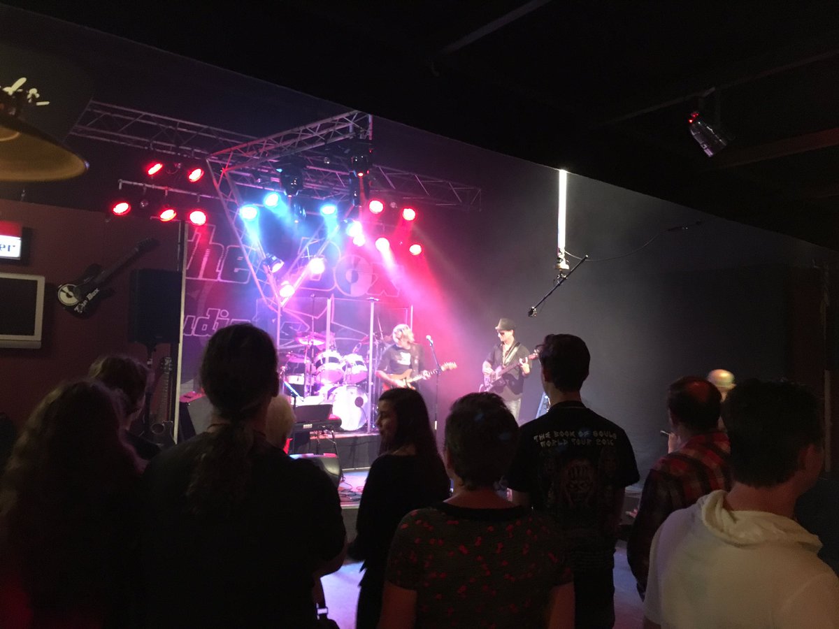 TheBoxKatwijk's tweet photo. En weer op dreef met #theboxlive #theboxkatwijk met de 1e band De Simca's https://t.co/OrtxUNRNnY