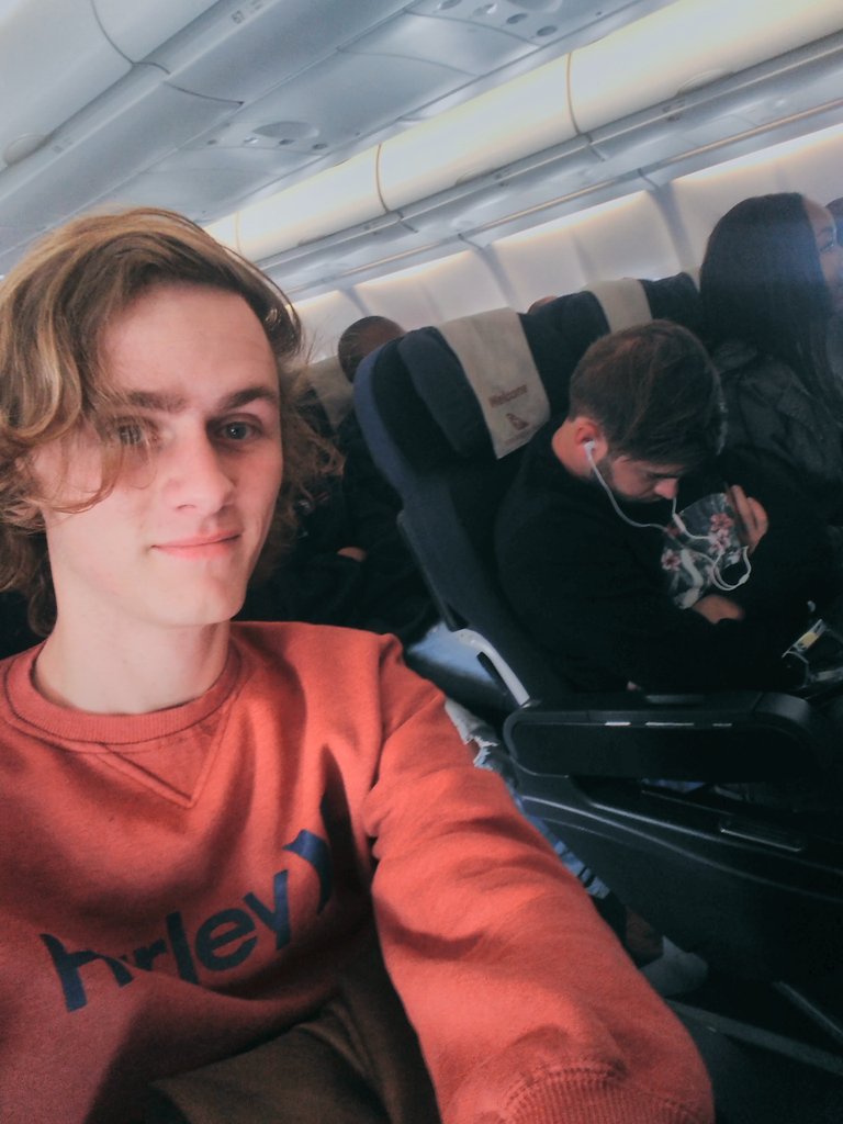 Justin_OKelly's tweet photo. Flying back from a @YouTube event feat. sleeping @Dan_theDirector https://t.co/KOI4ixYGj3