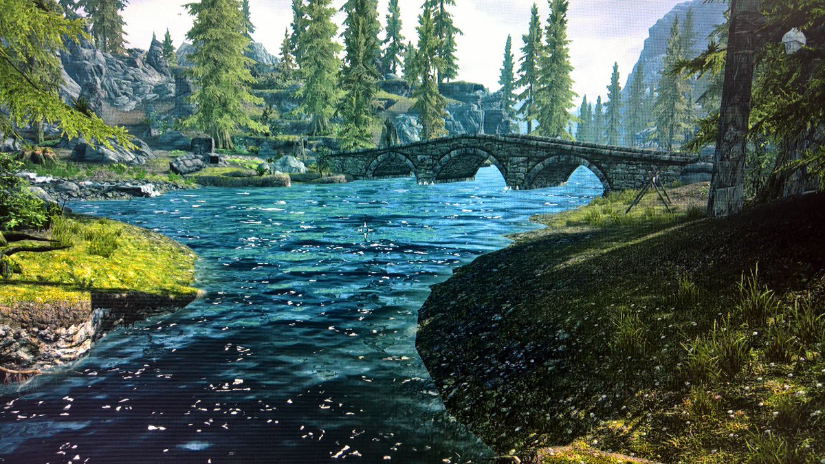 xbox_italia's tweet photo. #Skyrim graph. comparison (Standard+HDText - Modded). Hope @SkyrimRemaster will be similar to the 2nd pic... https://t.co/9AGw6wC380