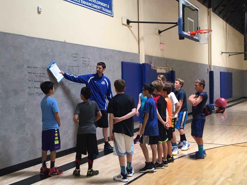 CoachFolonis's tweet photo. Great week of camp with these young ballers! https://t.co/SCJB735V9Y