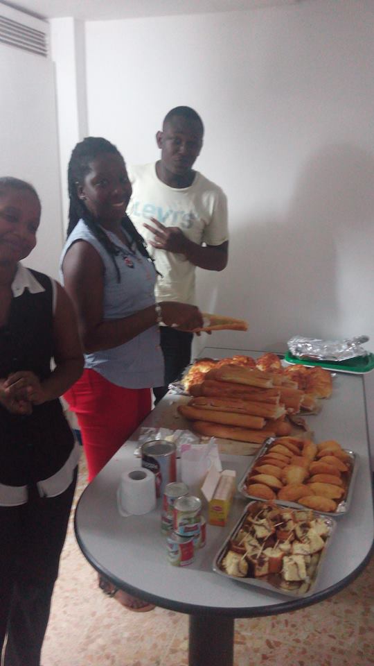 BouakeBootcamp's tweet photo. Le bootcampBouaké pas que du Code c'est aussi Une famiile qui se forme. Rupture du jeûne musulman @simplonco https://t.co/7Eq2R3OzDw