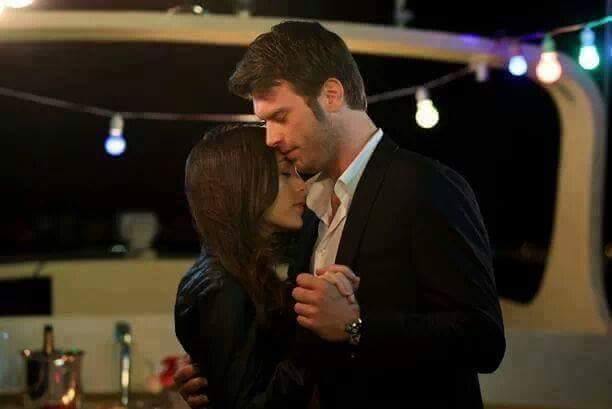 خلف الإهتمام تختبئ كل معاني الحب ؛ ليس كل من قال أحبك
يهتم لأمرك ! بل كل مهتم بك .. ثق تماما بأنه يحبك ..!