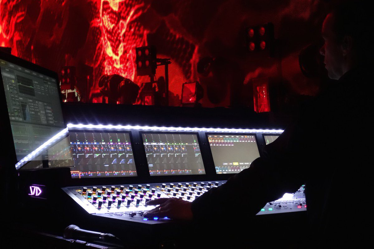 "Every night [...], I am having an ‘I LOVE THIS CONSOLE!’ moment" #S6Ls <a href="/bryanadams/">Bryan Adams</a>' tour.   avidblogs.com/?portfolio=bry…