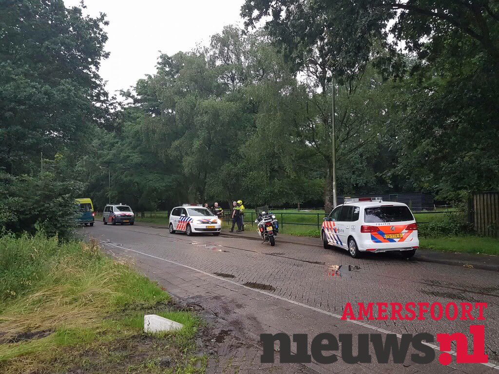 Persoon aangehouden, recherche doet onderzoek in stal. Ook word gezocht naar vuurwapen amersfoort.nieuws.nl/112/9358/reche…