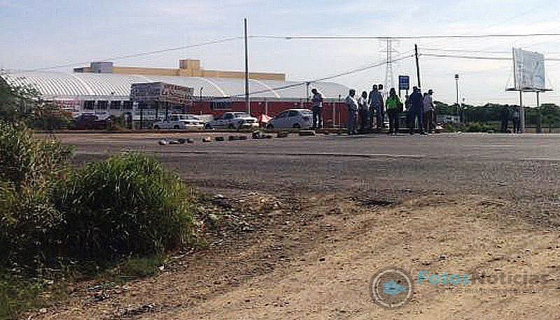 Pobladores en apoyo a @SECCIONXXII bloquean en la caseta de cobro en Ixtepec dando paso a vehículos pequeños #Oaxaca