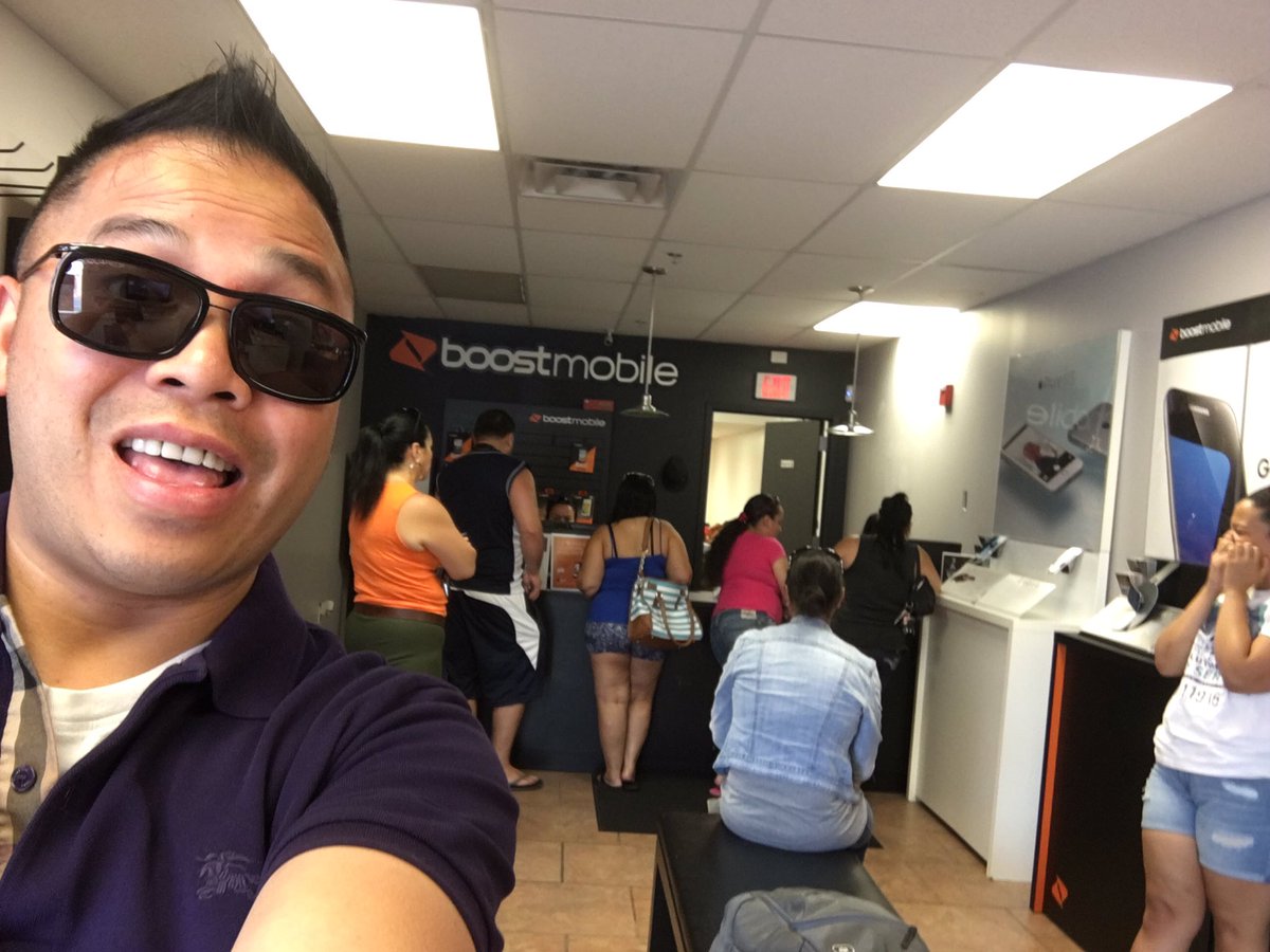 vtruongcao's tweet photo. #VIP #UnlimitedWireless gettin it done on #FirstFriday #BoostTakeover 📳👏🏼 @SPG_Simonson @MikeWodzisz @GoJoeDubbsSPG https://t.co/EnIivKzu8m