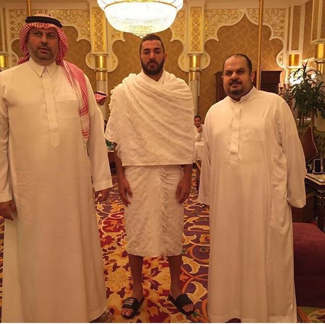 النجم كريم بنزيما لاعب ريال مدريد مع رئيس #الهلال السابق عبدالرحمن بن مساعد في مكة المكرمة.