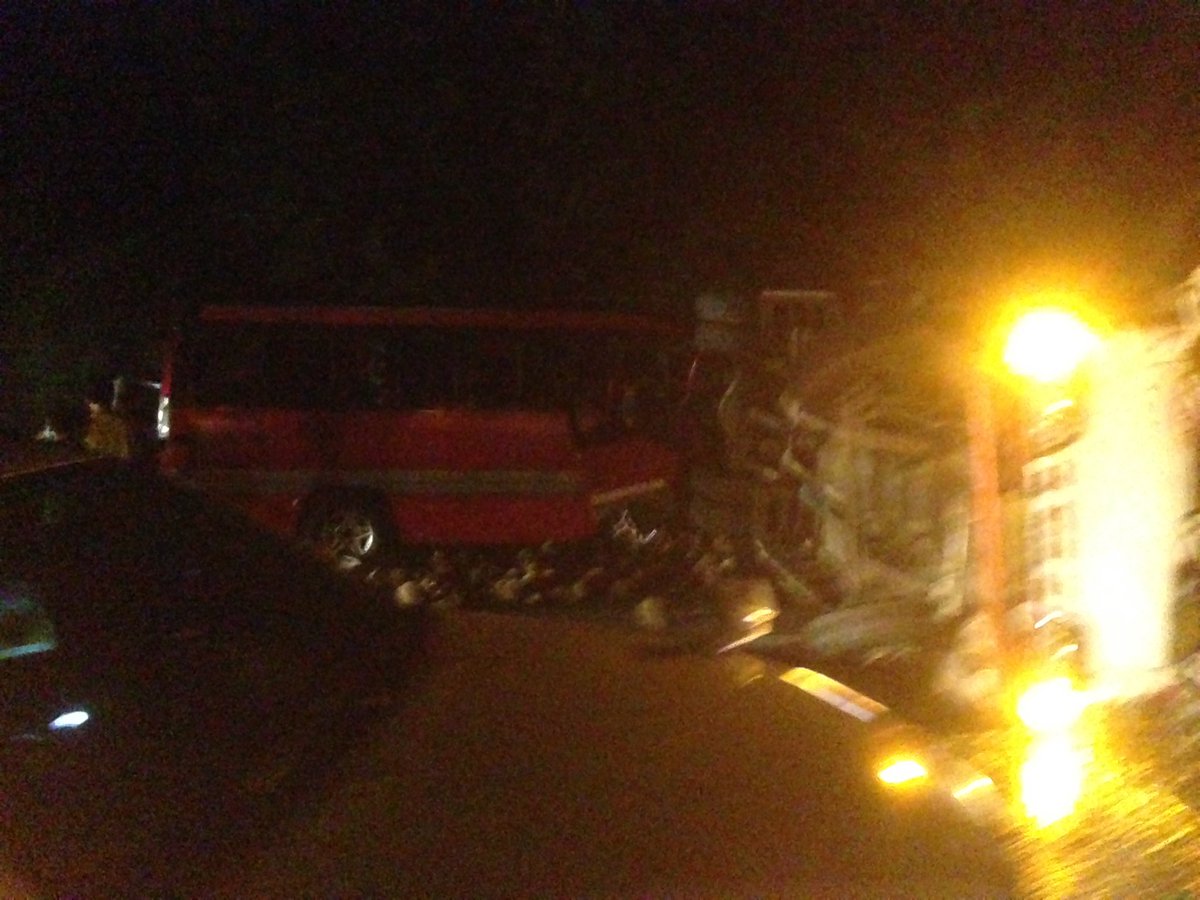 03.24: RT <a href="/zoelfix/">KEARIFAN LOKAL</a>: Truck pangangkut durian terguling km 74 Purbaleunyi. #InfoMudik.