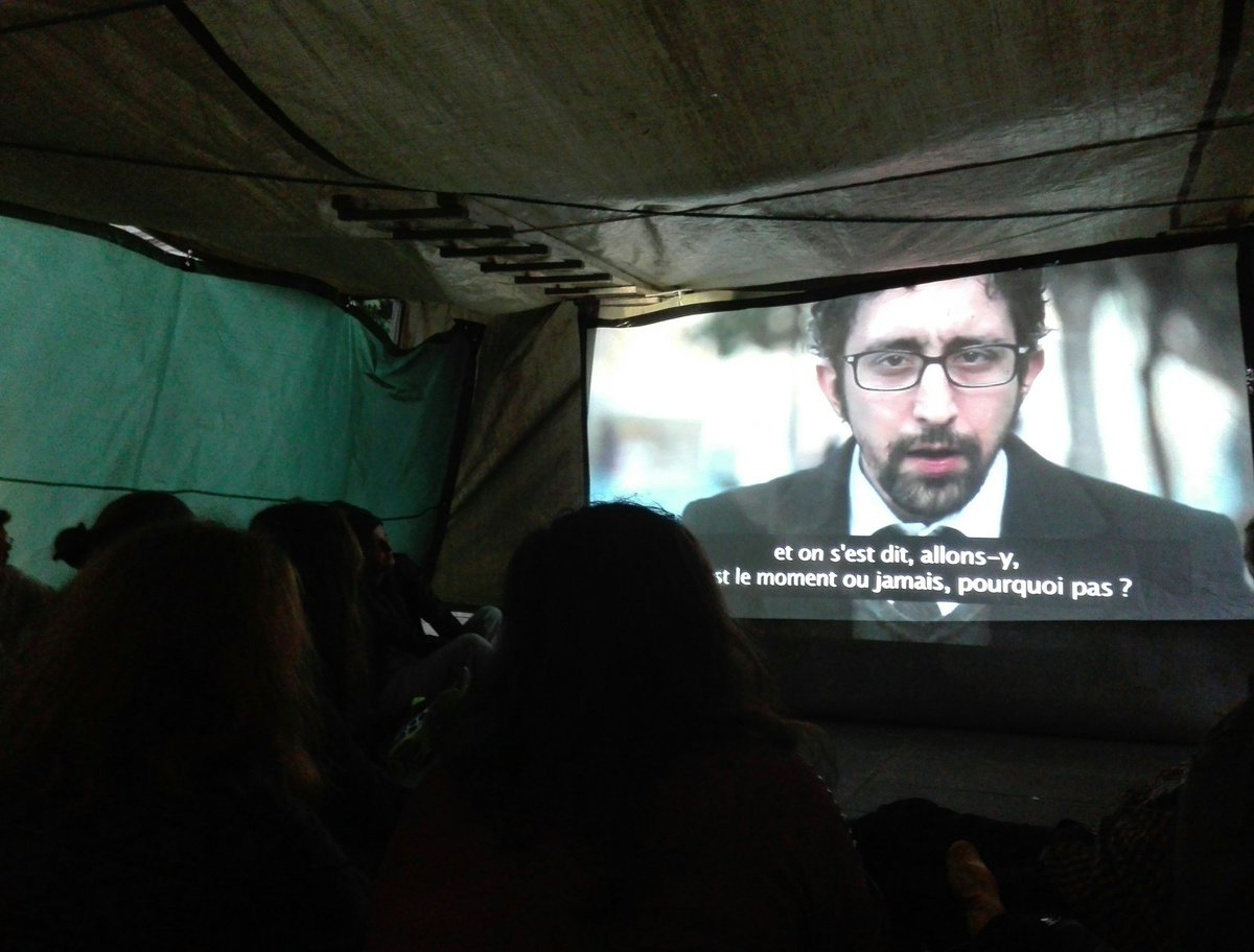Anachitect's tweet photo. Monter un ciné à l'arrache à Répu, au chaud et au sec. Un truc que je n'aurai jamais fait avant #NuitDebout https://t.co/2APme74E0A