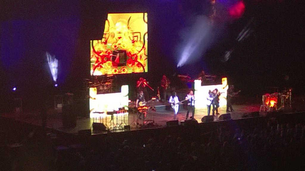 TALKElectronics's tweet photo. Earth, wind and fire at the O2 live!! Amazing playing #theO2 https://t.co/lyVmJvEcFy
