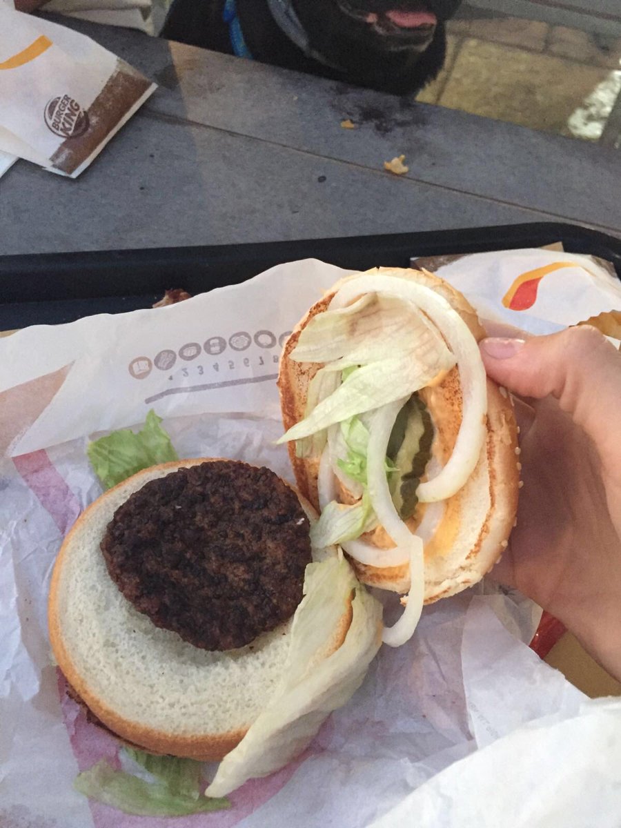 berta_miko's tweet photo. @Burguerking_es si seguís reduciendo la carne en las hamburguesas comeremos pan con pan.
@McDonaldsSPAIN mejor! https://t.co/CAS7D0QQ48