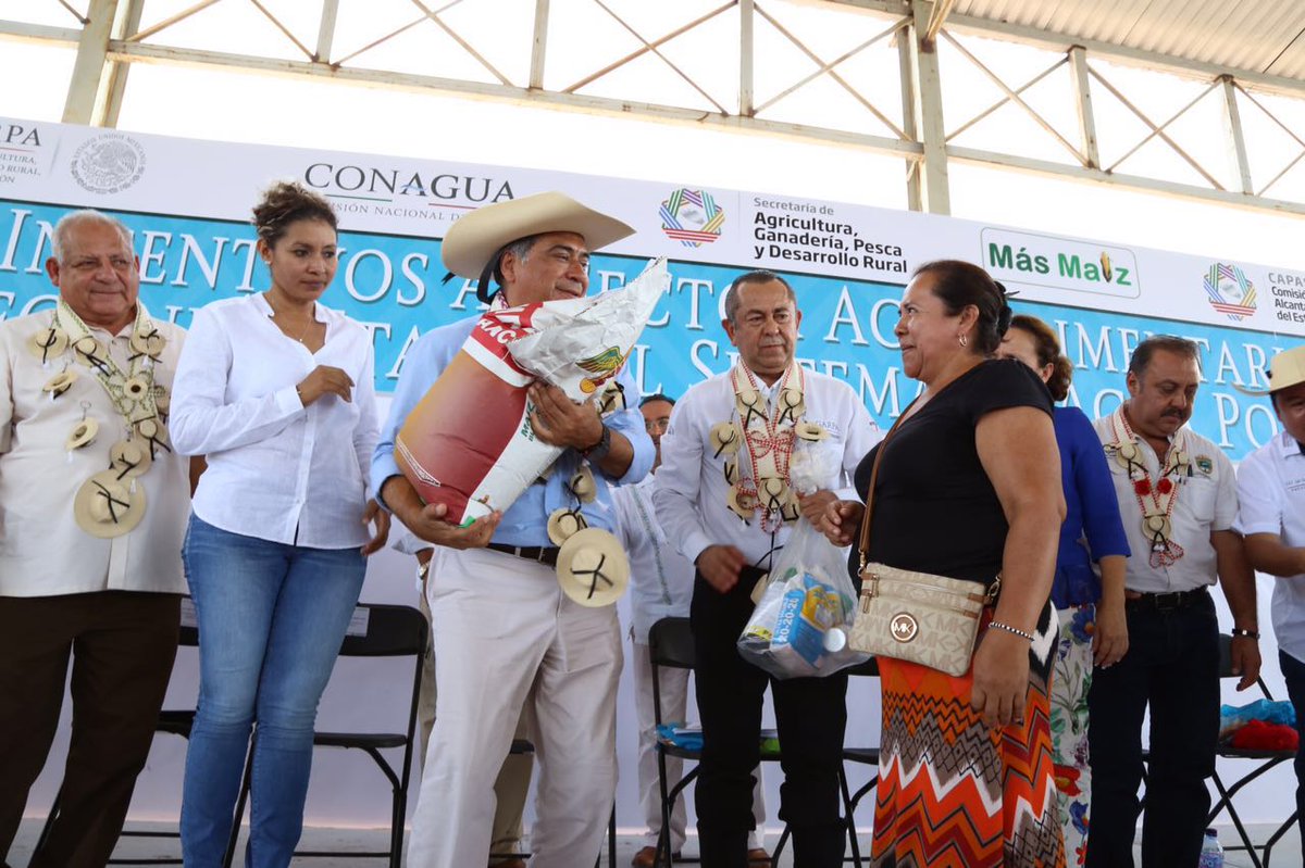 HectorAstudillo's tweet photo. Arrancamos en Tlapehuala entrega de fertilizante gratuito y construcción d segunda etapa del sistema de agua potable https://t.co/SnxBNHXnt9