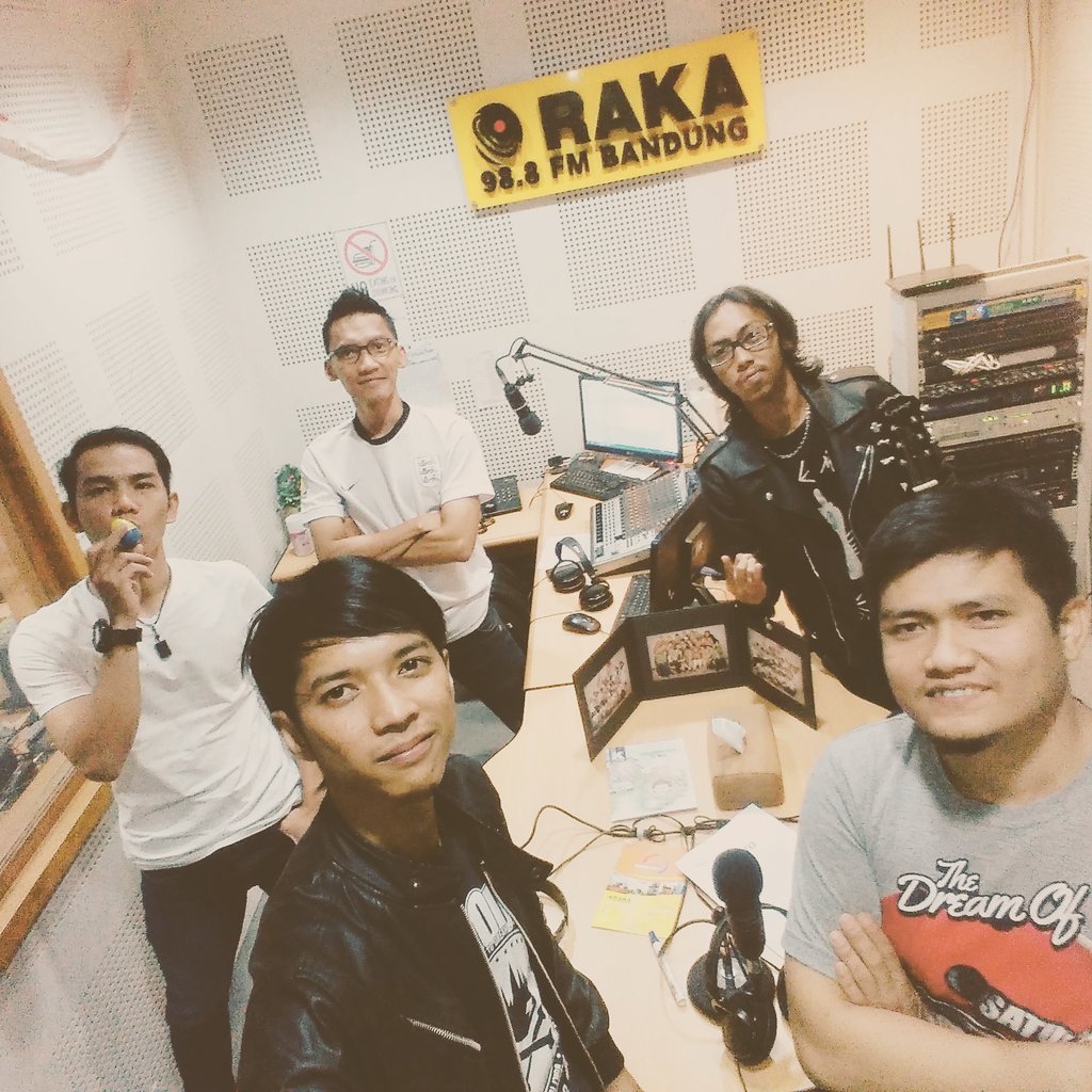 rovickcdr's tweet photo. Sisa semalam seru - seruan promo single Jujur Saja @_numeraID with @RakaFMBandung jangan lupa Request Terus Twips https://t.co/dqqGxvyhoW